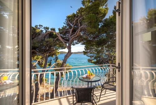 Superior Double Room with Seaside Balcony  image 2