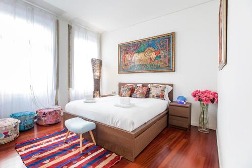 Unique 2BR House w/ AC & Free Parking by LovelyStay gîte à louer Porto