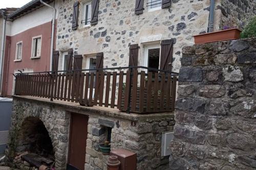 Maison en pierres au cœur d'un village Ardéchois gîte à louer Fabras