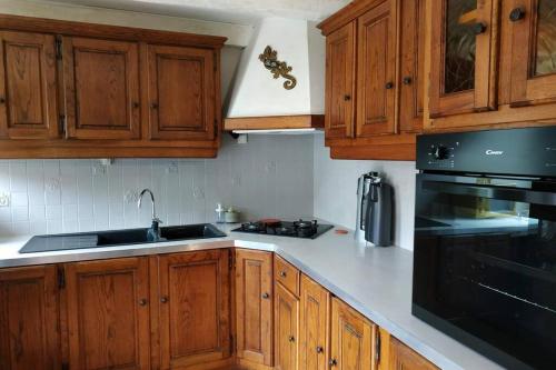 Konyha, Maison en pierres au cœur d'un village Ardéchois (Maison en pierres au cœur d'un village Ardechois) in Pont-de-Labeaume