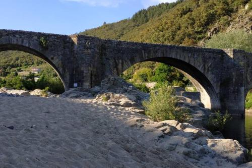 Strand, Maison en pierres au cœur d'un village Ardéchois (Maison en pierres au cœur d'un village Ardechois) in Pont-de-Labeaume