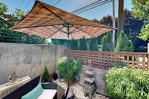 Serene Eastlake Home - Patio & Gourmet Kitchen townhouse - main image