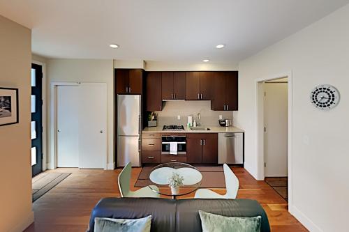 Serene Eastlake Home - Patio & Gourmet Kitchen townhouse - image 7