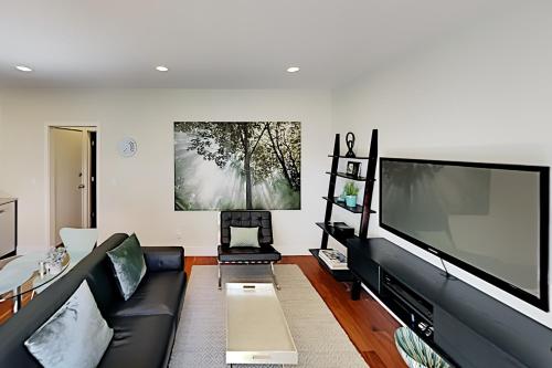 Serene Eastlake Home - Patio & Gourmet Kitchen townhouse - image 12