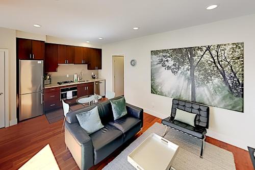 Serene Eastlake Home - Patio & Gourmet Kitchen townhouse - image 9