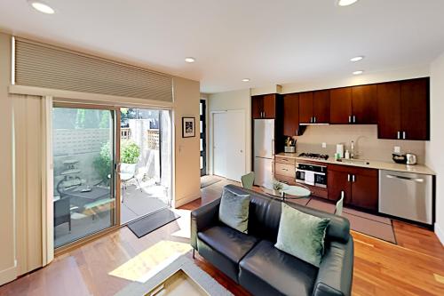 Serene Eastlake Home - Patio & Gourmet Kitchen townhouse - image 11