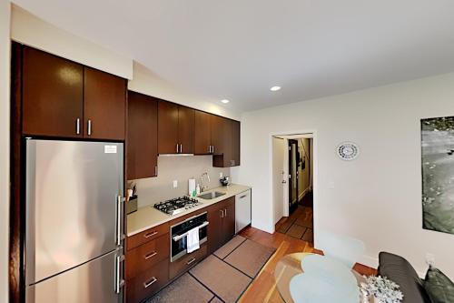 Serene Eastlake Home - Patio & Gourmet Kitchen townhouse - image 13