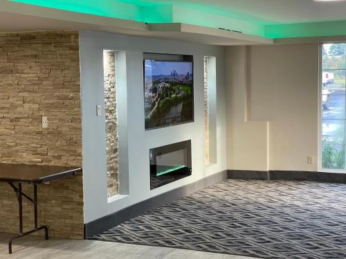 La Quinta Inn by Wyndham Indianapolis Airport Lynhurst - image 11