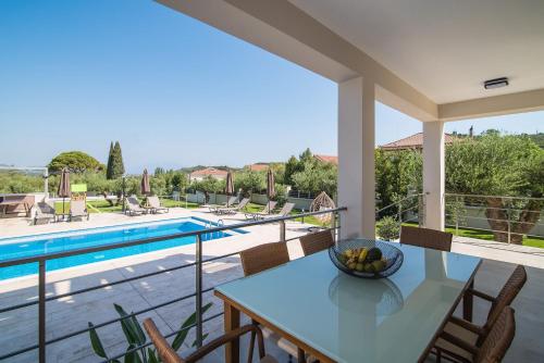 Terraza/balcón, Daisy's Garden - Villa with Private Pool, Ideal for Large Groups, by ZanteWize in Arkoudi
