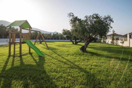 Parque infantil, Daisy's Garden - Villa with Private Pool, Ideal for Large Groups, by ZanteWize in Arkoudi