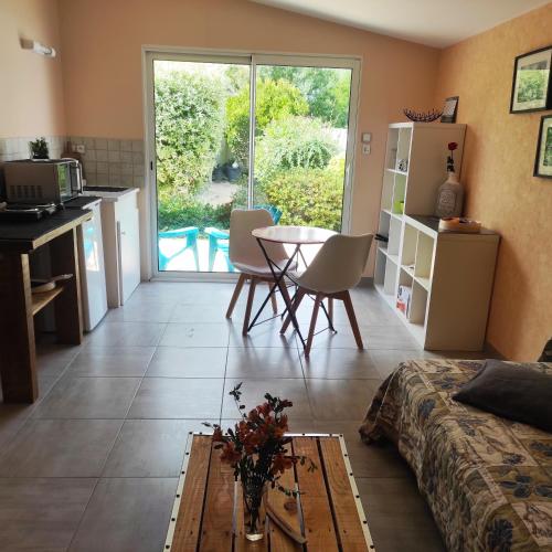 F2 privatif avec chambre et salle de bain privées et séparées chez l habitant nous aimons l appeler le Studio, mais il s agit d' un petit F2 avec chambre séparée ainsi que la salle de bain et les toilettes, il y a une petite terrasse privée chambre d'hôte Bouin