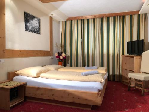 2 bedrooms, 3 beds