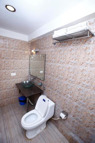 room detail thumbnail 2