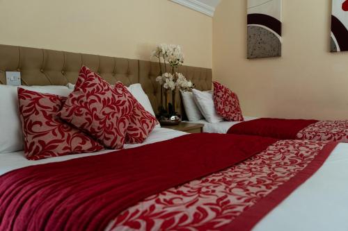 Brogans Bar & Hotel - image 7