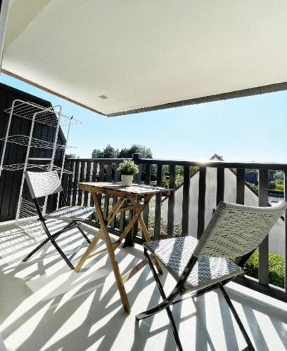Beautiful DESIGN apt with BALCONY near the BEACH