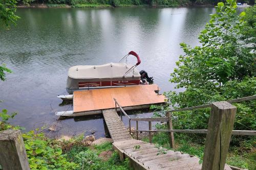 Cozy Family Home with Kayaks, Dock and Fire Pit!