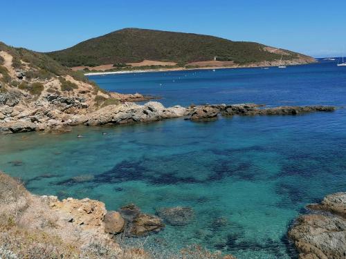 Coin de paradis vue dominante sur mer, montagne et tour génoise avec jacuzzi