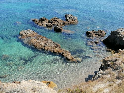 Coin de paradis vue dominante sur mer, montagne et tour génoise avec jacuzzi