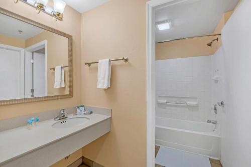 Near Disney - 1 BR with King Bed - Pool and Hot Tub! - image 6