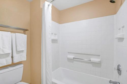 Near Disney - 1 BR with King Bed - Pool and Hot Tub! - image 7