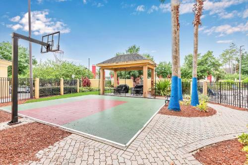 Near Disney - 1 BR with King Bed - Pool and Hot Tub! - image 11