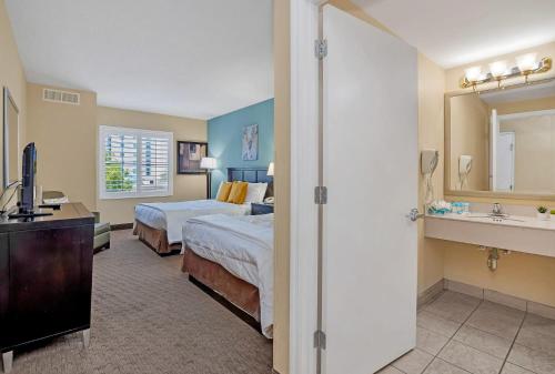1BR with Two Queen Beds - Near Disney - Pool and Hot Tub - image 5