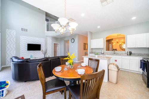 Emerald Island Escape- 8 Bedroom vacation home with a private pool & spa and located in a gated resort - image 4
