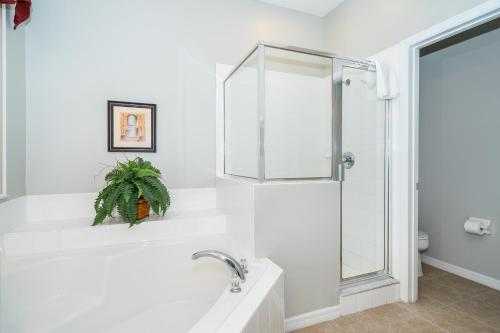 Emerald Island Escape- 8 Bedroom vacation home with a private pool & spa and located in a gated resort - image 12