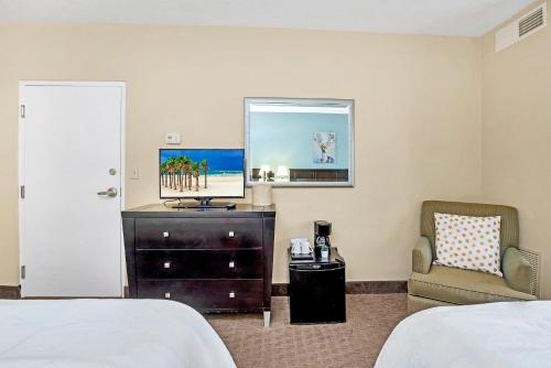 1BR Suite with Two Queen Bed - Near Disney - Pool and Hot Tub! - image 4