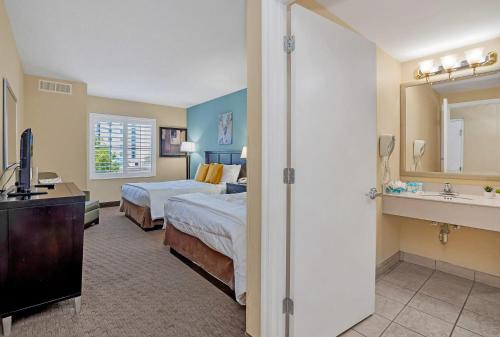 1BR Suite with Two Queen Bed - Near Disney - Pool and Hot Tub! - image 5