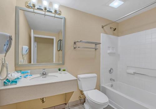 1BR Suite with Two Queen Bed - Near Disney - Pool and Hot Tub! - image 6