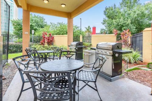 1BR Suite with Two Queen Bed - Near Disney - Pool and Hot Tub! - image 11