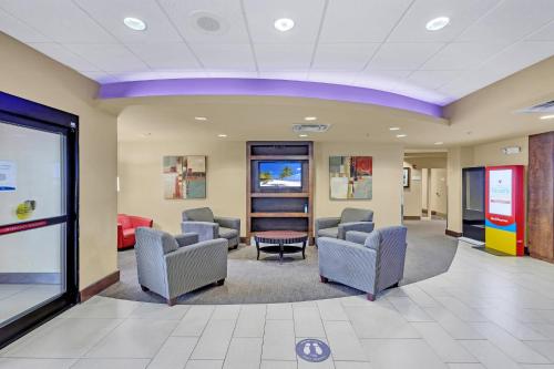 1BR Suite with Two Queen Bed - Near Disney - Pool and Hot Tub! - image 12