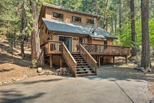 All-Seasons Getaway with Grill - 4Mi to Big Trees SP! - image 9