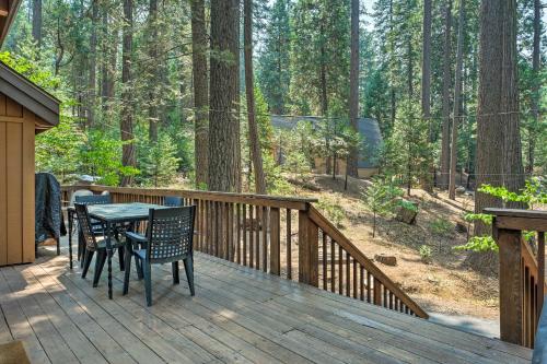 All-Seasons Getaway with Grill - 4Mi to Big Trees SP! - image 4