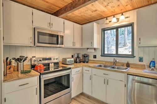 All-Seasons Getaway with Grill - 4Mi to Big Trees SP! - image 7