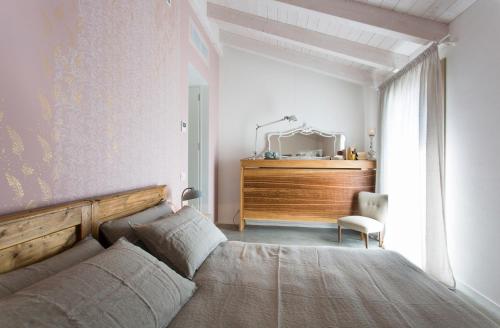 1 queen bed, 1 twin bed