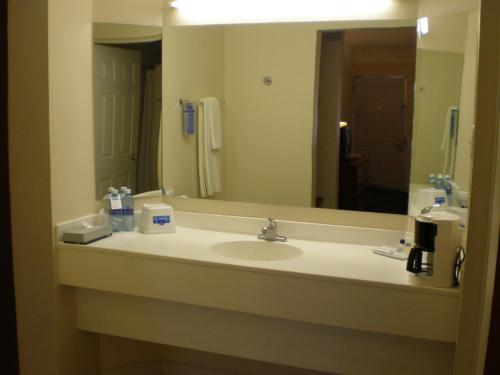 American Inn Hotel & Suites Parral American Inn Hotel & Suites Parral is conveniently located in the popular Hidalgo Del Parral area. Both business travelers and tourists can enjoy the hotels facilities and services. Take advantage of