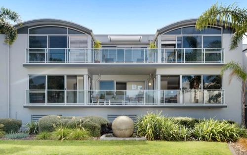 Modern Beach Apartment with Pool & Location, Mount Maunganui