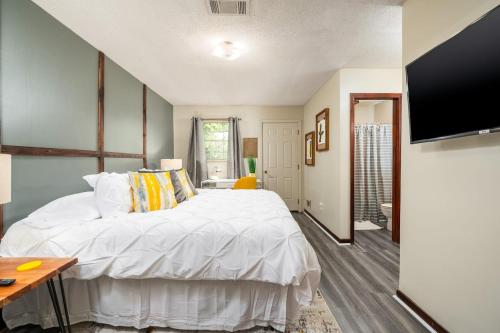 Heirs Living - 5 miles to P and G Pet OK King Bed 55 Inches TV - image 4