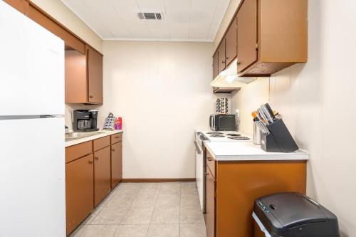 Heirs Living - Oasis Near Cleco and P&G 55inches 4K TV King Bed