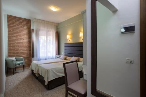 Classic Double or Twin Room with City View image 5