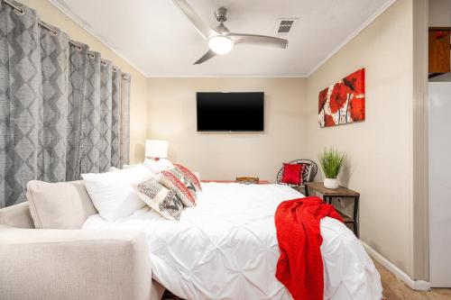 Heirs Living - Neat Hospitals Pets OK 55 Inches 4K TV King Bed - image 6