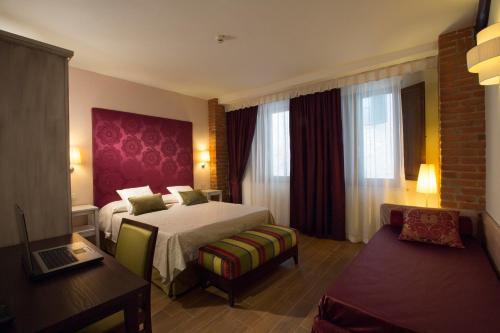Superior Double or Twin Room with No View image 4