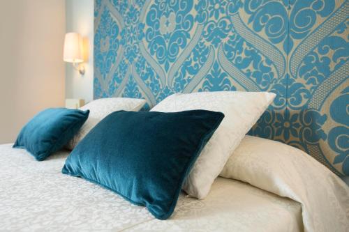 Superior Double or Twin Room with No View image 5