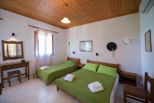 3 twin beds
