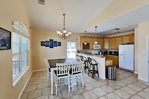 New Listing! Updated Home with Rooftop Deck home - image 3