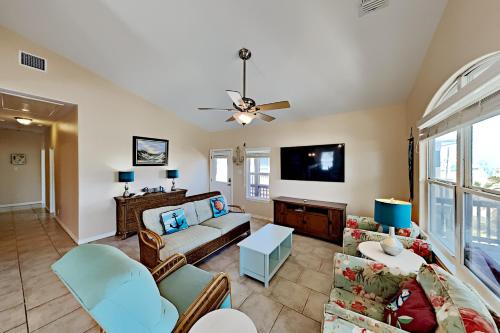New Listing! Updated Home with Rooftop Deck home - image 5