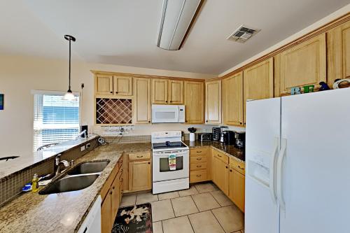 New Listing! Updated Home with Rooftop Deck home - image 8