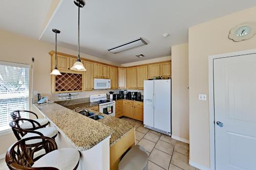 New Listing! Updated Home with Rooftop Deck home - image 10